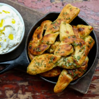GARLIC KNOTS